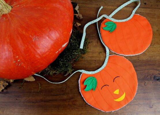 bavoir brodé en forme de citrouille d'halloween